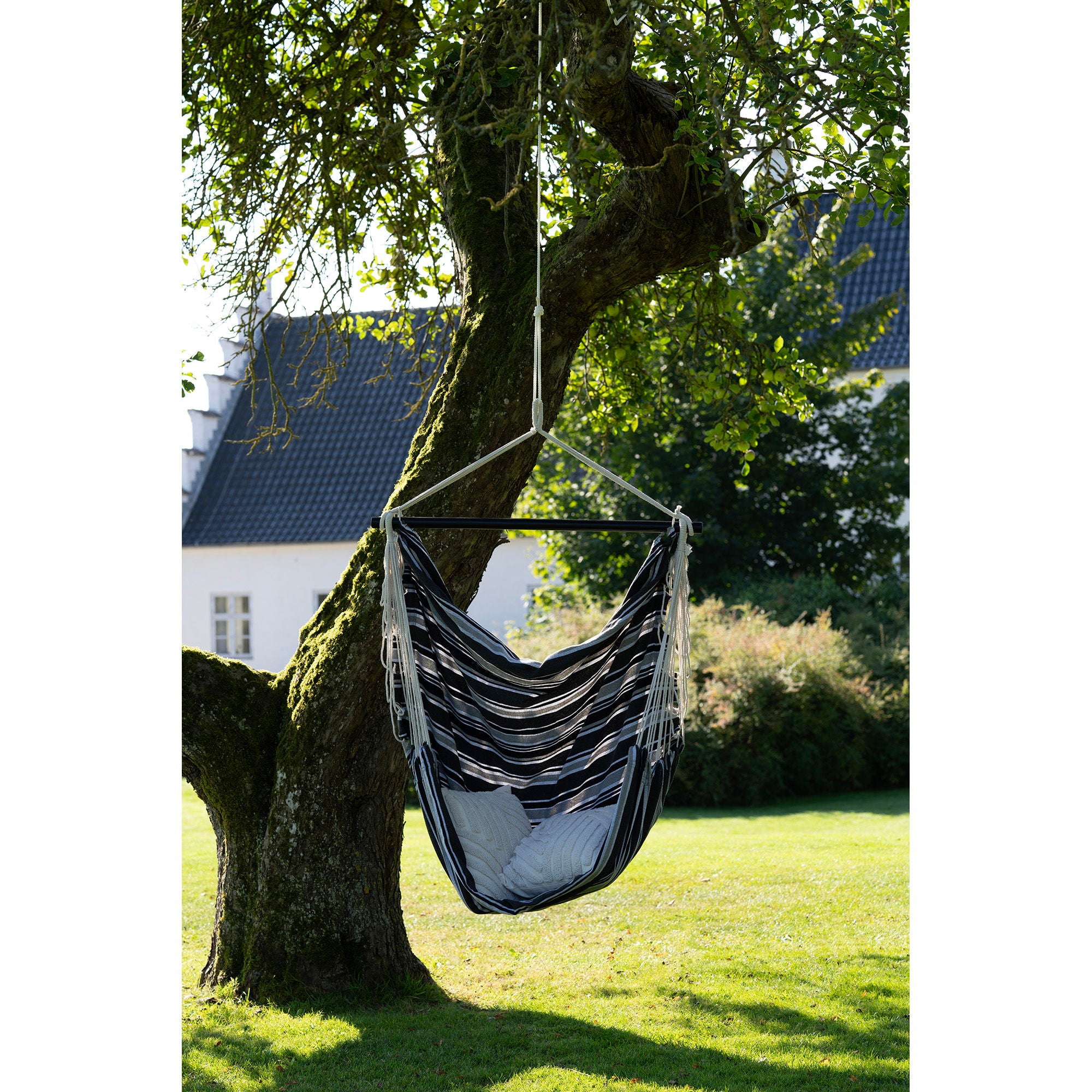 Farbe Lamia – Hängesessel aus Baumwollmischung und Holz, Schwarz/Grau/Weiß, 130 × 100 × 185 cm